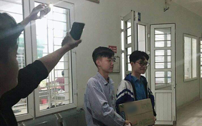 Đi thăm bạn ốm nhưng 'thánh sống ảo' cũng phải check-in, soi đèn flash tạo dáng như người mẫu Ảnh 2