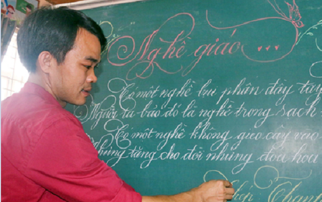 Lần đầu tiên xuất hiện thầy giáo có nét chữ 'rồng bay phượng múa', đẹp đến độ tưởng đúc từ khuôn Ảnh 2