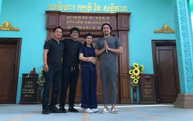 Cát Phượng - Kiều Minh Tuấn đi lễ cầu bình an, thế nhưng đây mới là điều khán giả chú ý Ảnh 2