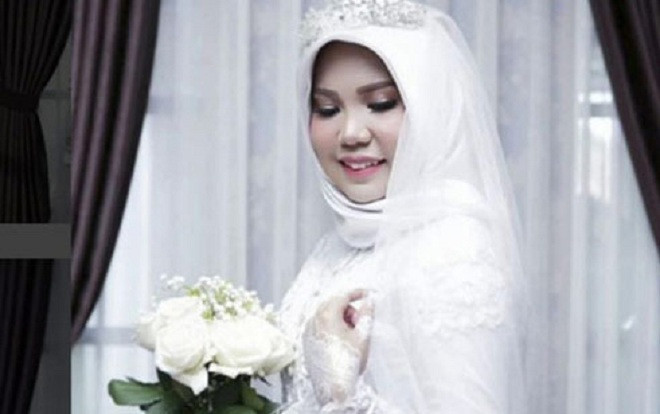 Hình ảnh cô dâu trang điểm xinh đẹp cầm hoa hồng trắng một mình tổ chức đám cưới cùng hôn phu đã qua đời gây xúc động mạnh Ảnh 2