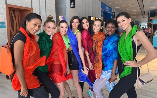 Tiểu Vy thân thiết tặng quà 'hội chị em' Miss World cùng lời nhắn 'nhìn khăn nhớ người nha mấy đứa' Ảnh 2