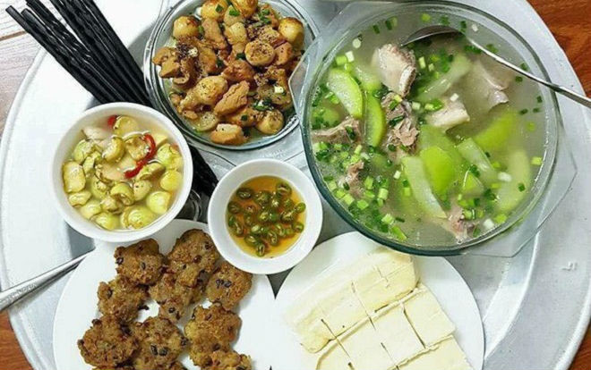 Mẹ hai con khoe bữa trưa cực ngon lành, hội chị em vẫn chê lên chê xuống vì không nhìn thấy thứ này trên mâm Ảnh 2