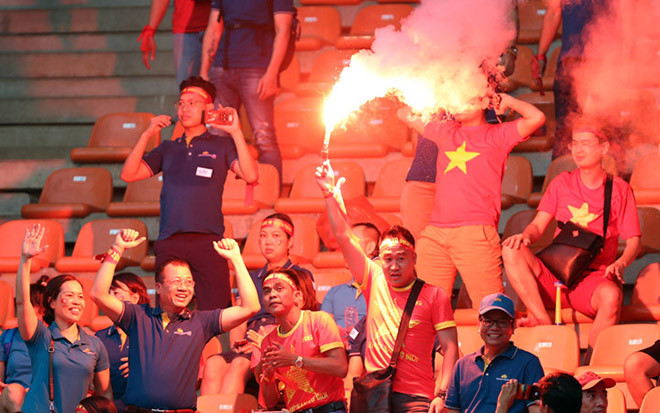 Nhiều CĐV Việt Nam 'úp mở' chuyện đốt pháo sáng tại Mỹ Đình trong trận Việt Nam - Malaysia, loại pháo này nguy hiểm cỡ nào? Ảnh 2