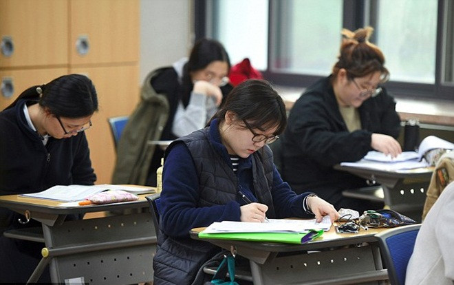 Hôm nay người dân Hàn Quốc đi làm muộn, 'nín thở' để gần 600.000 sĩ tử tập trung làm bài Ảnh 2