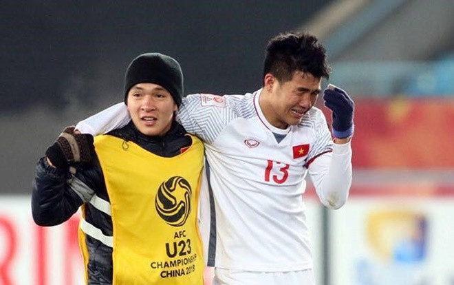 Rợn người với cú đá thẳng chân đối thủ của tiền vệ U23 Việt Nam! Ảnh 2