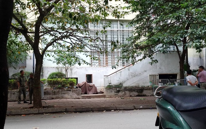 Bàng hoàng phát hiện bé trai 5 tuổi rơi từ tầng 7 chung cư xuống đất nguy kịch Ảnh 2