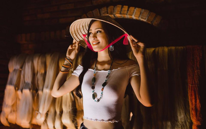 Vừa lọt top 30 Tài năng, Tiểu Vy đội nón lá mặc áo crop-top, quần siêu ngắn khoe nhan sắc cực phẩm Ảnh 2