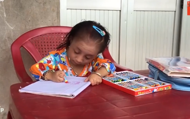 Cuộc sống của cô bé tí hon 17 tuổi cao 77 cm, nặng 9,2 kg ở miền Tây Ảnh 2