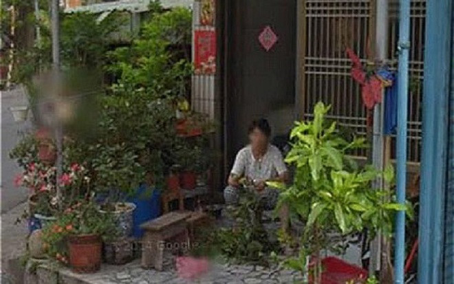 Đi qua ngôi nhà cũ, cô gái bật khóc khi chợt nhìn thấy người mẹ đã mất đang ngồi trước hiên nhà Ảnh 2