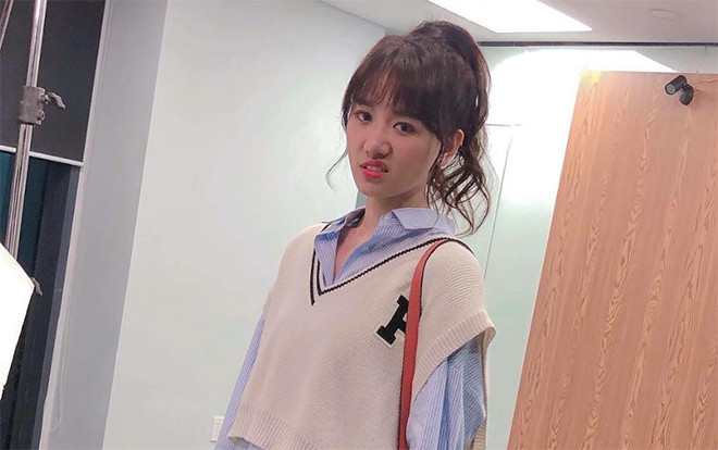 Fan thích thú khi Hari Won mặc như học sinh nhưng mặt như bụi đời Chợ Lớn Ảnh 2