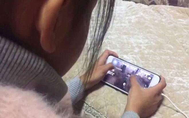 Cho con gái 9 tuổi cầm điện thoại 3 tiếng đồng hồ, người mẹ mất trắng hơn 700 triệu đồng Ảnh 2