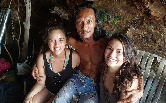 Bất ngờ 'người rừng' sống trong hang động không điện nước nhưng toàn tán được gái xinh Ảnh 2