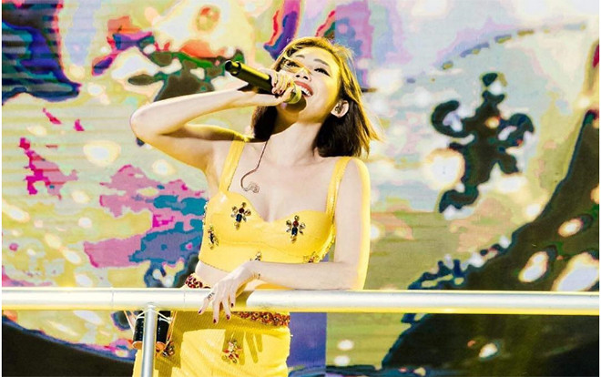 Dù đi diễn hay dạo phố, Tóc Tiên vẫn chỉ quẩy duy nhất một kiểu áo phong thanh này Ảnh 2