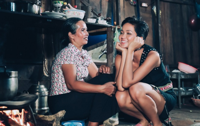 H'Hen Niê lần đầu bật mí về 'tuổi thơ lanh chanh' cũng như điều mẹ nghiêm cấm khi thành Hoa hậu Ảnh 2