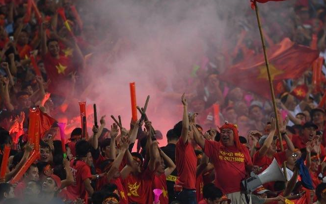 CĐV ném chai, đốt pháo sáng, ĐTVN sắp bị AFC phạt cực nặng Ảnh 2