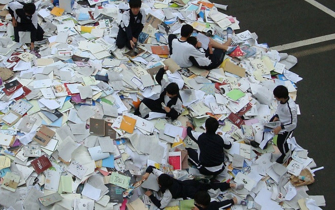 Rầm rộ đi phẫu thuật thẩm mỹ và ném bay sách vở 12 năm ăn học ra đường để ăn mừng thi ĐH ở Hàn Quốc Ảnh 2