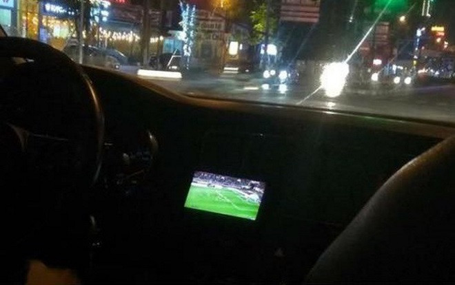 Vừa lái xe vừa xem bóng đá, tài xế khiến cô gái hốt hoảng vì dễ tai nạn như chơi Ảnh 2