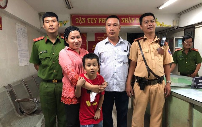 Đi cổ vũ bóng đá, mẹ hốt hoảng cầu cứu cảnh sát vì lạc mất con trai 7 tuổi Ảnh 2