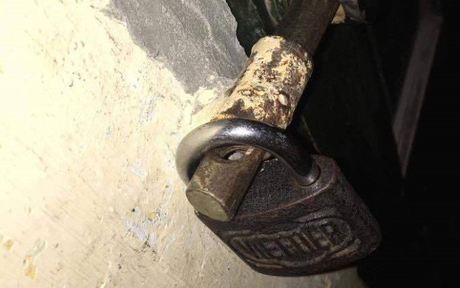 Nhờ khóa hộ cửa để đi cổ vũ đội tuyển Việt Nam, bạn vội vàng 'khóa như không' khiến cô nàng tá hỏa Ảnh 2