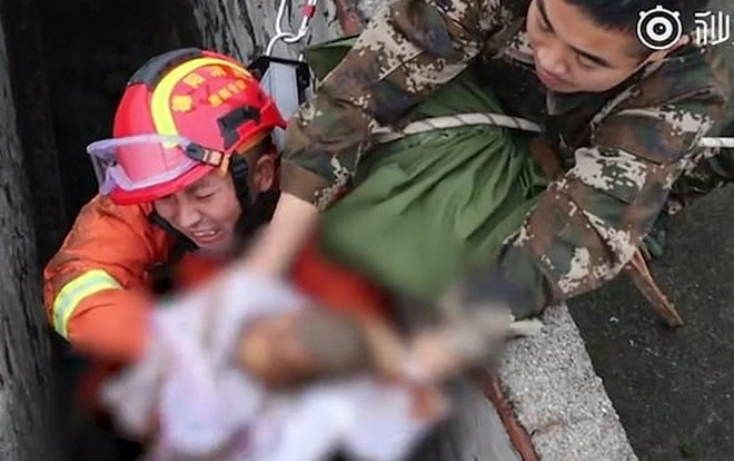 Giải cứu bé trai bị mẹ đẻ rơi xuống toilet công cộng Ảnh 2