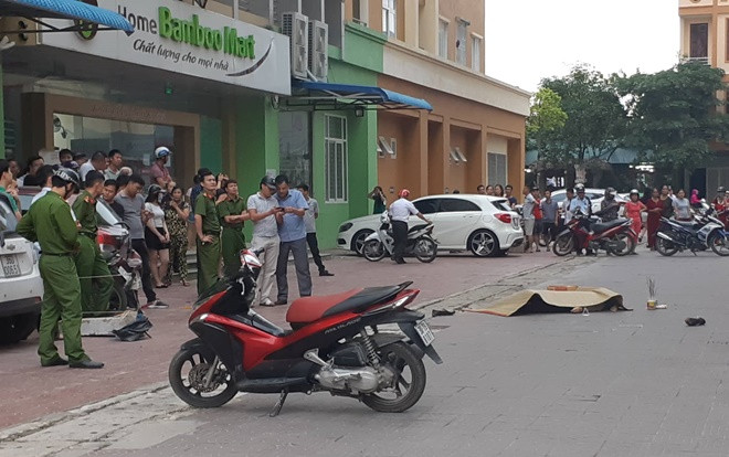 Phát hiện thi thể người đàn ông trước sảnh chung cư Phú Sơn nghi rơi từ tầng 5 xuống đất Ảnh 2