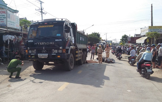 Bác bỏ thông tin tài xế lùi xe ben cán chết bé gái sau va chạm giao thông Ảnh 2