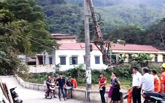 Thanh Hóa: Xe tải húc gãy cột điện, hai huyện miền núi mất điện trên diện rộng Ảnh 2