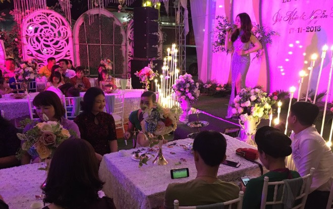 Mặc kệ cả thế giới, chàng trai vẫn say sưa mở điện thoại xem đá bóng ngay khi đang ngồi dự tiệc cưới Ảnh 2