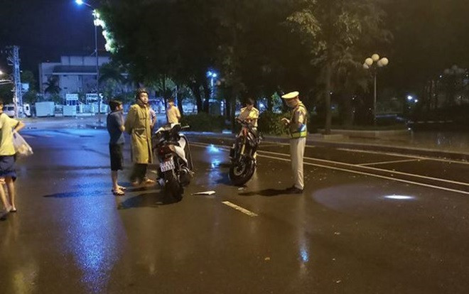 Phạt hành chính thanh niên 'thúc cùi chỏ' khiến cảnh sát giao thông ngã ngửa ra đường Ảnh 2