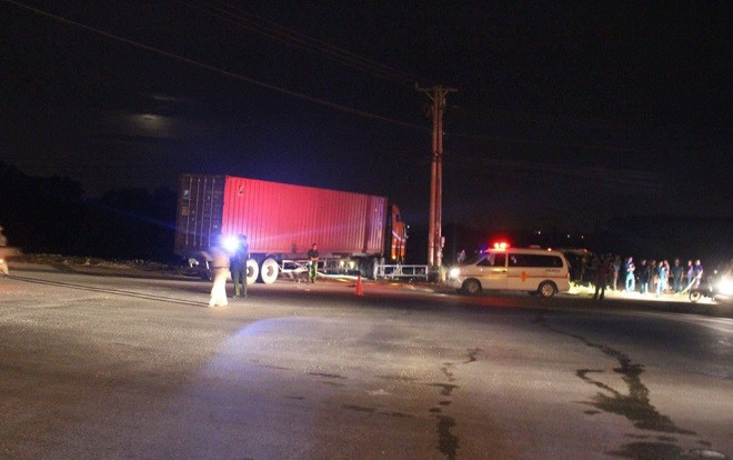 Dùng xẻng xúc đất đưa thi thể bé gái 6 tuổi ra ngoài sau tai nạn giao thông ở Bình Dương Ảnh 2