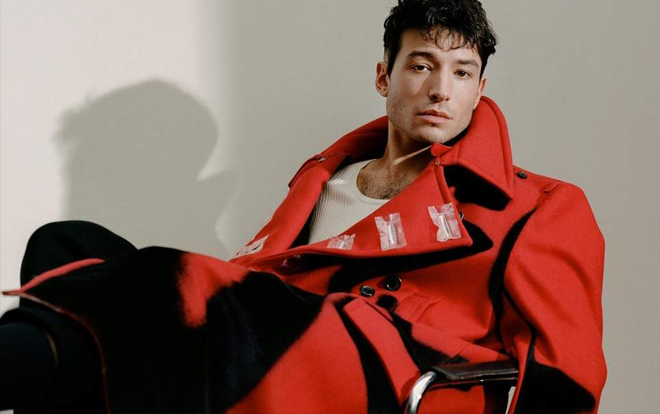Ezra Miller - Chàng diễn viên song tính xuất hiện lộng lẫy trên thảm đỏ ra mắt 'Sinh vật huyền bí: Tội ác của Grindelward' Ảnh 2