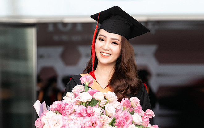 Chồng tặng hoa cho á hậu Thúy Vân nhưng rất 'kiêu' không chịu chụp hình chung Ảnh 2