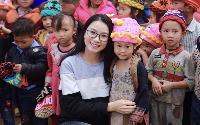 Người đẹp Lương Giang mặc 'xì-tin' như sinh viên đi từ thiện Ảnh 2