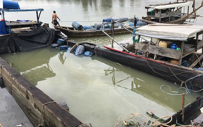 Cận cảnh quá trình trục vớt 100 tấn hóa chất nổi lềnh phềnh trên sông sau sự cố thuyền bị thủng đáy Ảnh 2