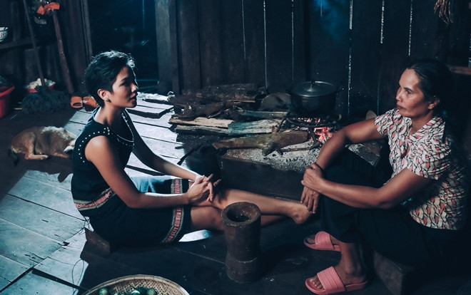 H’Hen Niê bật mí thuở 'chân ướt chân ráo' lên Sài Gòn và câu chuyện cảm động về tâm tư người mẹ Ảnh 2