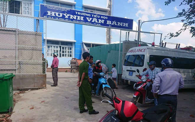 Sập giàn giáo rạp che sân khấu ngày 20/11 ở TP.HCM nhiều học sinh bị thương Ảnh 2