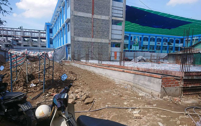 Vụ sập giàn giáo trong lúc làm lễ 20-11 ở trường tiểu học: Lãnh đạo UBND huyện Bình Chánh lên tiếng Ảnh 2