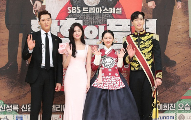 Họp báo 'The Last Empress': Choi Jin Hyuk băng vết thương trên trán, Jang Nara trẻ đẹp áp đảo Lee Elijah Ảnh 2
