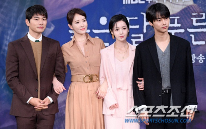 Họp báo 'Red Moon, Blue Sea': Kim Sun Ah - Nam Gyuri tỏa sáng bên N (VIXX) và Lee Yi Kyung Ảnh 2