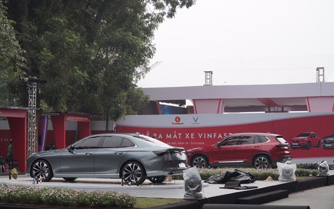 Hàng nghìn người háo hức đến xem những chiếc ô tô mới tinh của Vinfast lần đầu tiên xuất hiện ở Hà Nội Ảnh 2