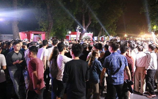 Cận cảnh dòng người đông nghịt đổ về công viên Thống Nhất chiêm ngưỡng 'siêu phẩm' VinFast Ảnh 2