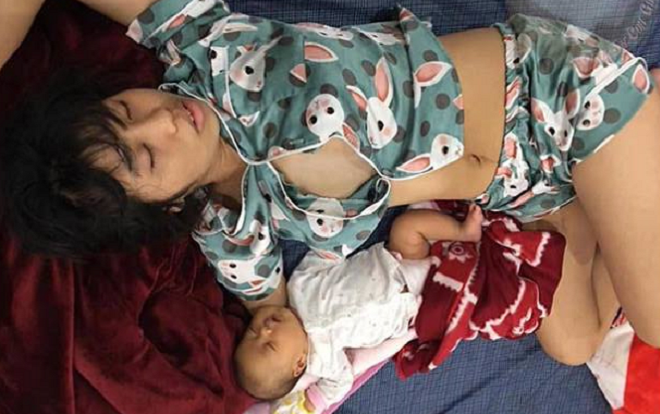 Ảnh mẹ cho con bú rồi ngủ quên, chẳng buồn cài khuy áo gây 'bão' mạng, nhìn ảnh đời thường còn sốc hơn Ảnh 2