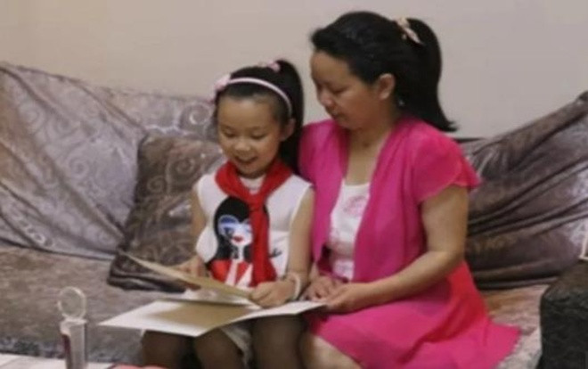 Bé gái 10 tuổi một mình chăm sóc, giúp mẹ xuất huyết não hồi phục trí nhớ suốt 4 năm Ảnh 2