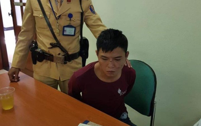 CSGT quật ngã bắt đối tượng nhiễm HIV cướp điện thoại của cô gái 18 tuổi Ảnh 2