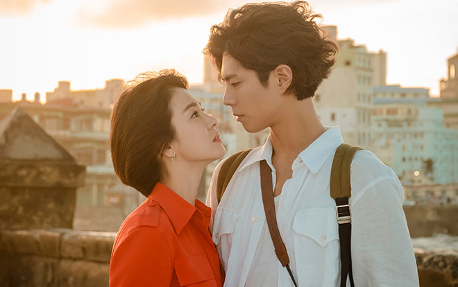 Song Hye Kyo và Park Bo Gum nhìn vào mắt nhau tình tứ khi mặt trời lặn ở Cuba trong 'Encounter' Ảnh 2