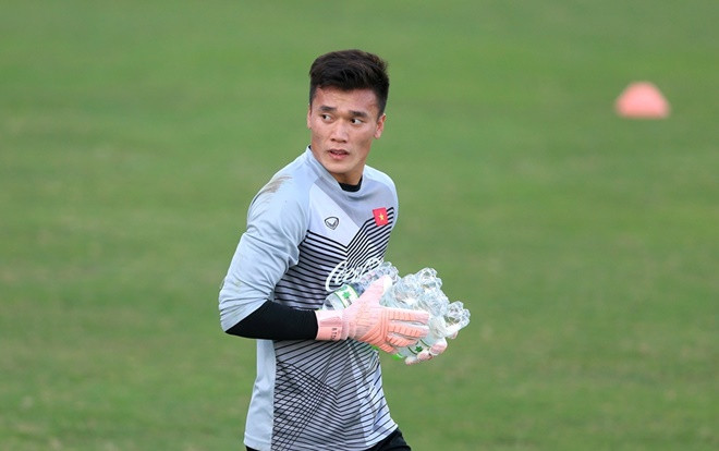 Mẹ thủ môn Bùi Tiến Dũng khen Đặng Văn Lâm bắt tốt, khuyên con đừng buồn Ảnh 2