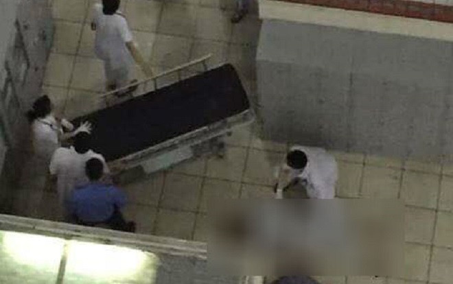 Nam bệnh nhân để lại đôi dép trèo qua lan can tầng 3 Bệnh viện Bạch Mai rồi nhảy xuống đất tử vong Ảnh 2