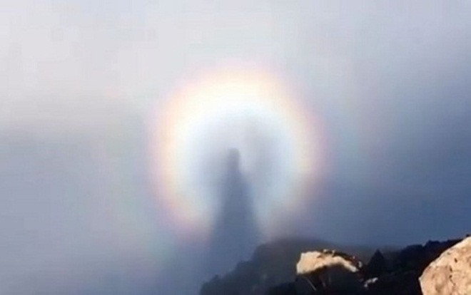 'Bóng ma' giữa hào quang cầu vồng trên đỉnh núi Scotland Ảnh 2