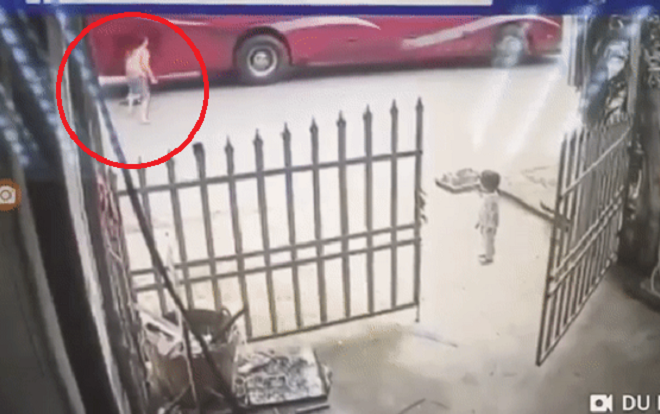 Mẹ hoảng loạn ôm con nhỏ vừa bị xe khách tông trúng sau khi tự mở cổng lao ra đường Ảnh 2