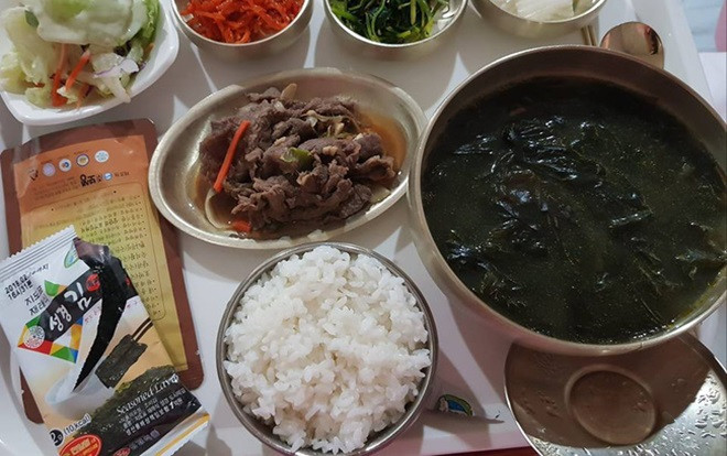 Mẹ trẻ khoe mâm cơm cữ với nhiều món lạ, chị em hỏi ra mới biết sự thật là như thế này Ảnh 2